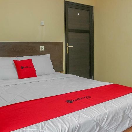 Отель Reddoorz Syariah Near Pasar Modern Cikopo Караванг Экстерьер фото
