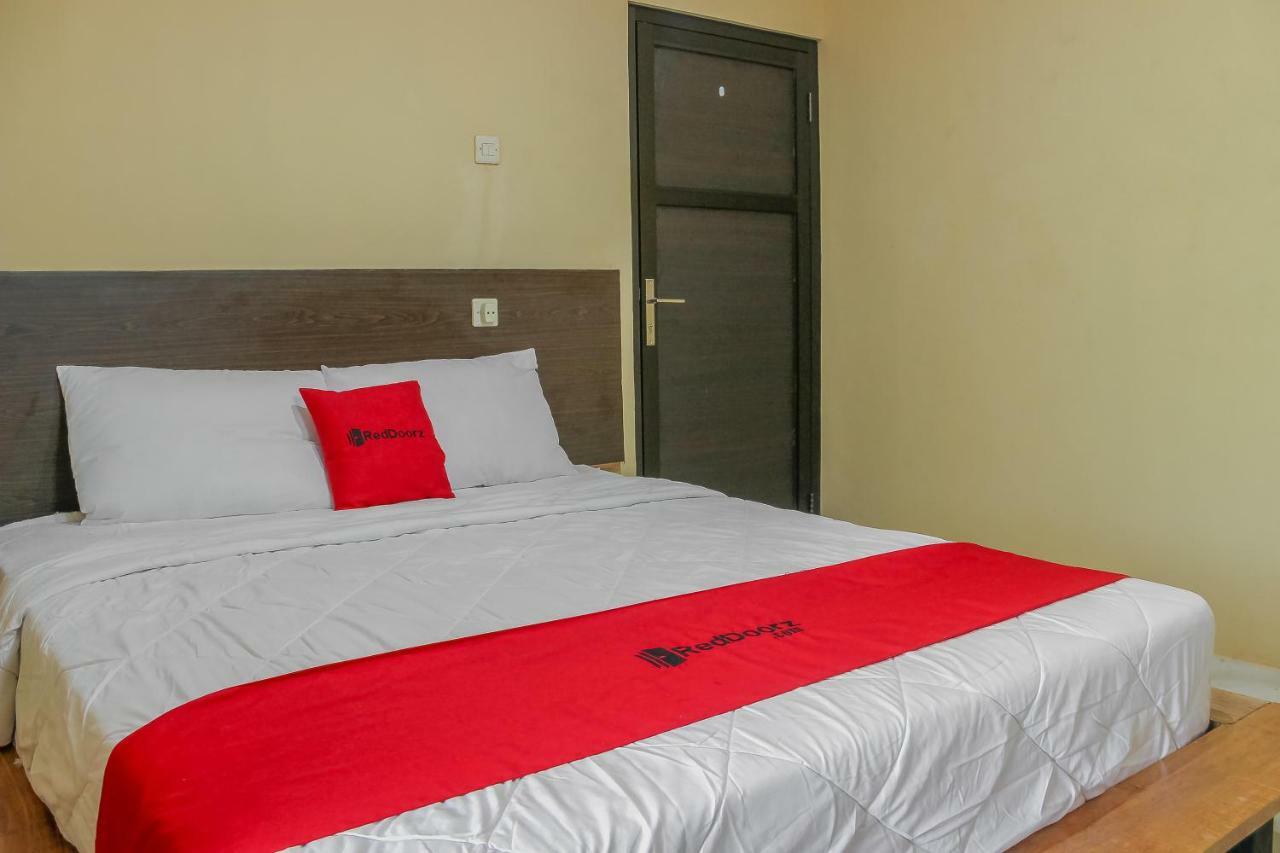 Отель Reddoorz Syariah Near Pasar Modern Cikopo Караванг Экстерьер фото