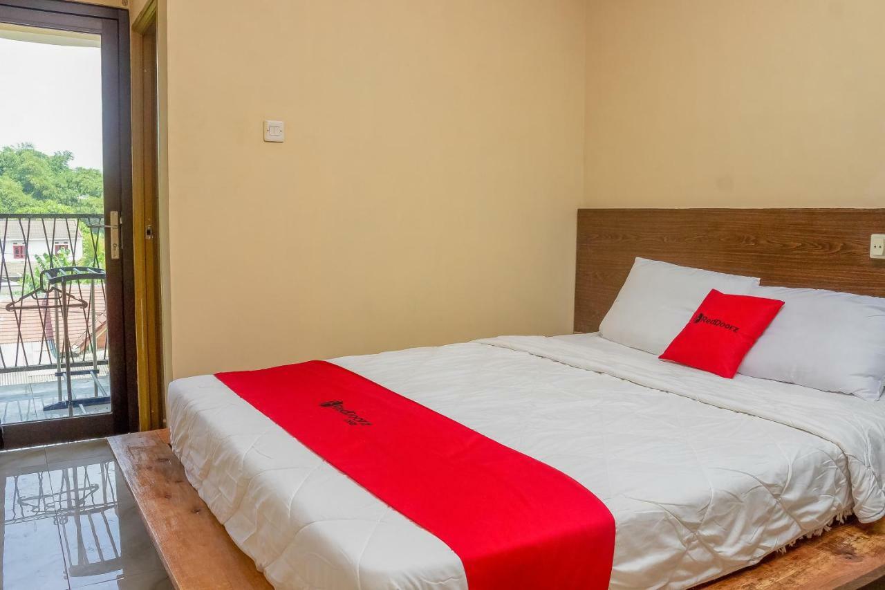 Отель Reddoorz Syariah Near Pasar Modern Cikopo Караванг Экстерьер фото